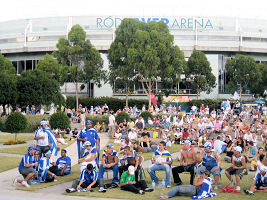 Fans vor der Grossleinwand vor dem Stadion
